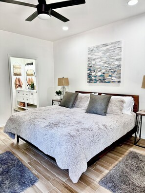 2 bedrooms, desk, iron/ironing board, travel cot - New Listing! Modern Resort Escape (Tempe)
