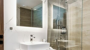 Douche, sèche-cheveux, serviettes fournies, savon