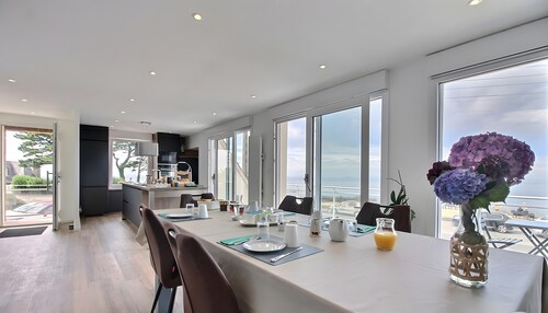 Guest Room “Ile Bono” at Au Point De Vue with Sea View and Wi-Fi