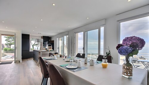 Guest Room “Ile Bono” at Au Point De Vue with Sea View and Wi-Fi