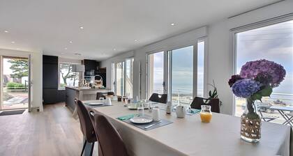 Guest Room “Ile Bono” at Au Point De Vue with Sea View and Wi-Fi