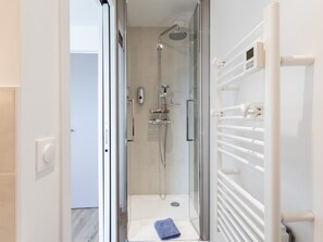 Douche, sèche-cheveux, serviettes fournies