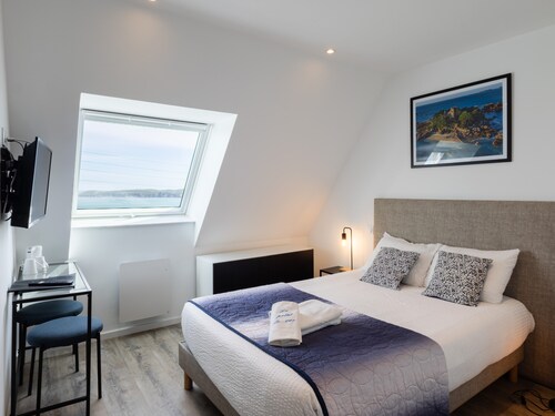 Guest Room “Ile Bono” at Au Point De Vue with Sea View and Wi-Fi