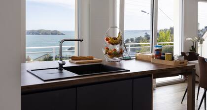 Guesthouse 'Ăle Rouzic' with Sea View and Wi-Fi