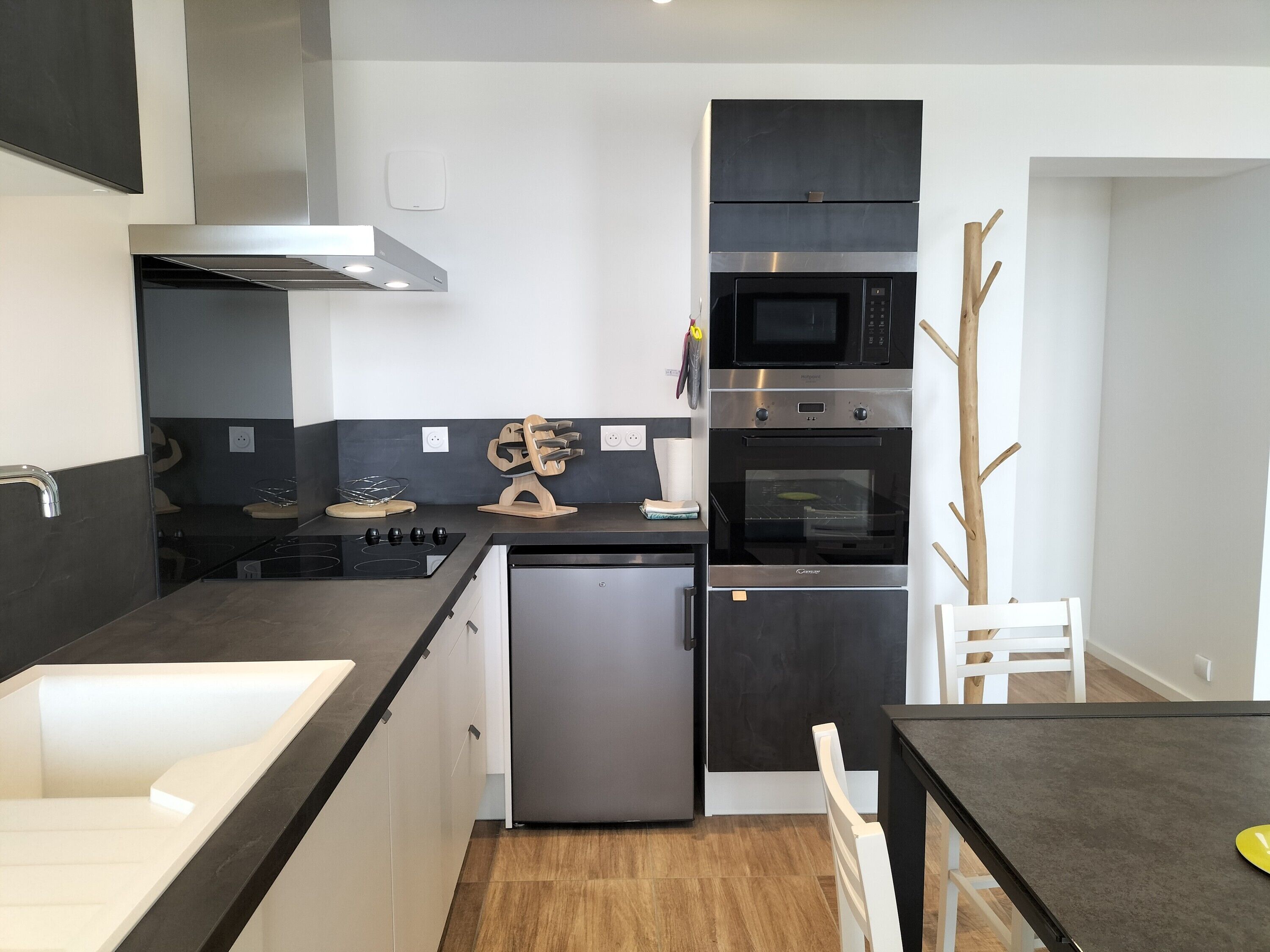 Een koelkast, een magnetron, een oven, een kookplaat