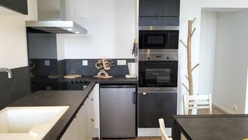 Een koelkast, een magnetron, een oven, een kookplaat