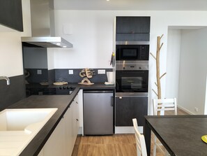 Een koelkast, een magnetron, een oven, een kookplaat