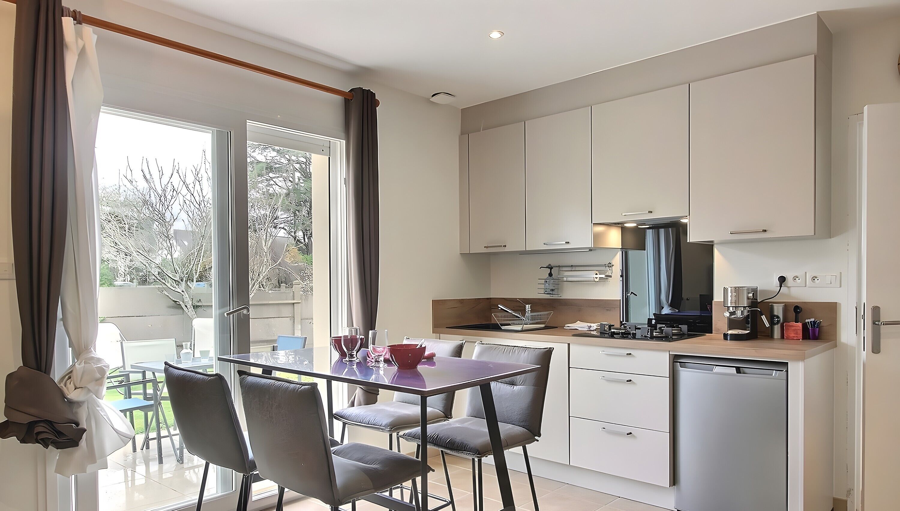 Réfrigérateur, micro-ondes, four, plaque de cuisson