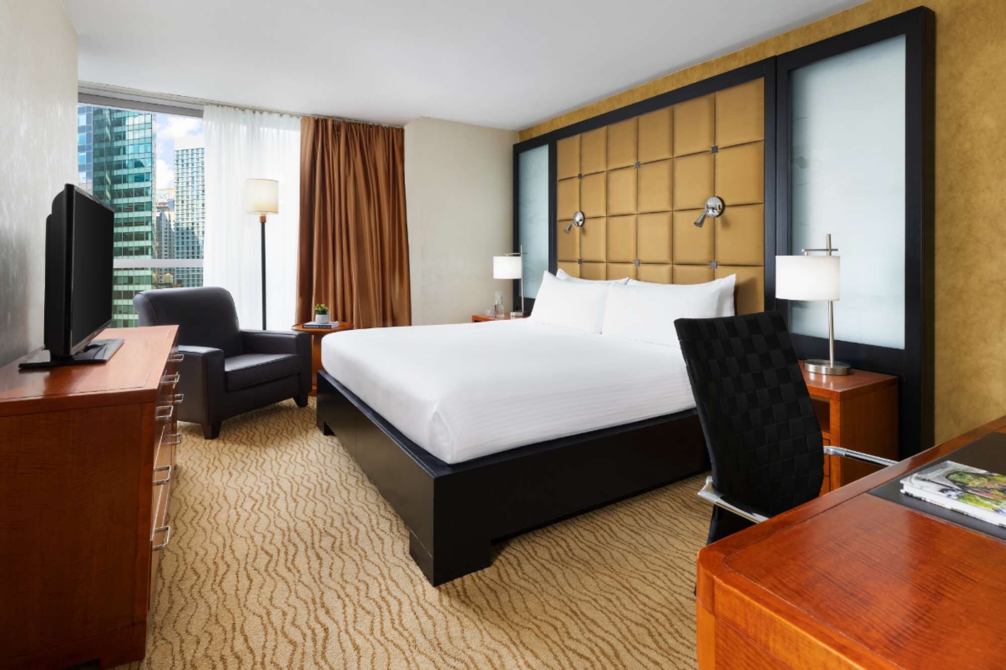 Desk, iron/ironing board, WiFi, bed sheets