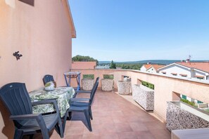 Outdoor dining - Apartman FLORIS with AC and WIFI (Punat)