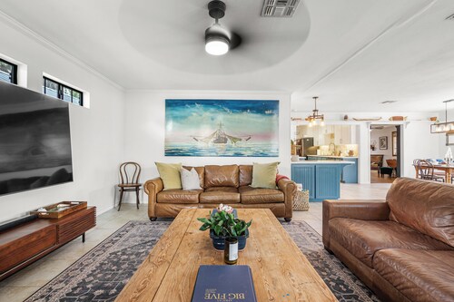 🏡 Cozy midcentury 3BR/2BA home in Corpus Christi’s desirable Del Mar neighborhood! Sleeps 6 with two king beds 🛏️ and twin beds, fully stocked kitchen 🍳, covered porch ☕, parking for 3 🚗. Minutes from Cole Park, Downtown, dining, and the bay 🌊