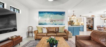 🏡 Cozy midcentury 3BR/2BA home in Corpus Christi’s desirable Del Mar neighborhood! Sleeps 6 with two king beds 🛏️ and twin beds, fully stocked kitchen 🍳, covered porch ☕, parking for 3 🚗. Minutes from Cole Park, Downtown, dining, and the bay 🌊