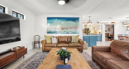 🏡 Cozy midcentury 3BR/2BA home in Corpus Christi’s desirable Del Mar neighborhood! Sleeps 6 with two king beds 🛏️ and twin beds, fully stocked kitchen 🍳, covered porch ☕, parking for 3 🚗. Minutes from Cole Park, Downtown, dining, and the bay 🌊