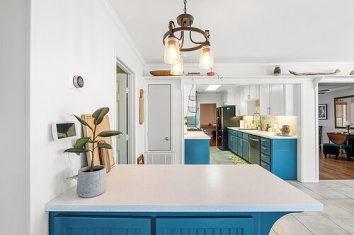 🏡 Cozy midcentury 3BR/2BA home in Corpus Christi’s desirable Del Mar neighborhood! Sleeps 6 with two king beds 🛏️ and twin beds, fully stocked kitchen 🍳, covered porch ☕, parking for 3 🚗. Minutes from Cole Park, Downtown, dining, and the bay 🌊