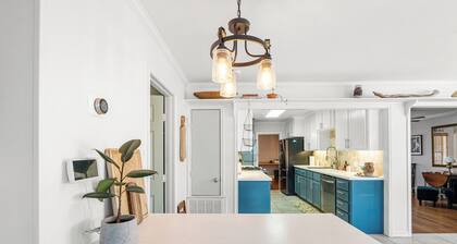 🏡 Cozy midcentury 3BR/2BA home in Corpus Christi’s desirable Del Mar neighborhood! Sleeps 6 with two king beds 🛏️ and twin beds, fully stocked kitchen 🍳, covered porch ☕, parking for 3 🚗. Minutes from Cole Park, Downtown, dining, and the bay 🌊