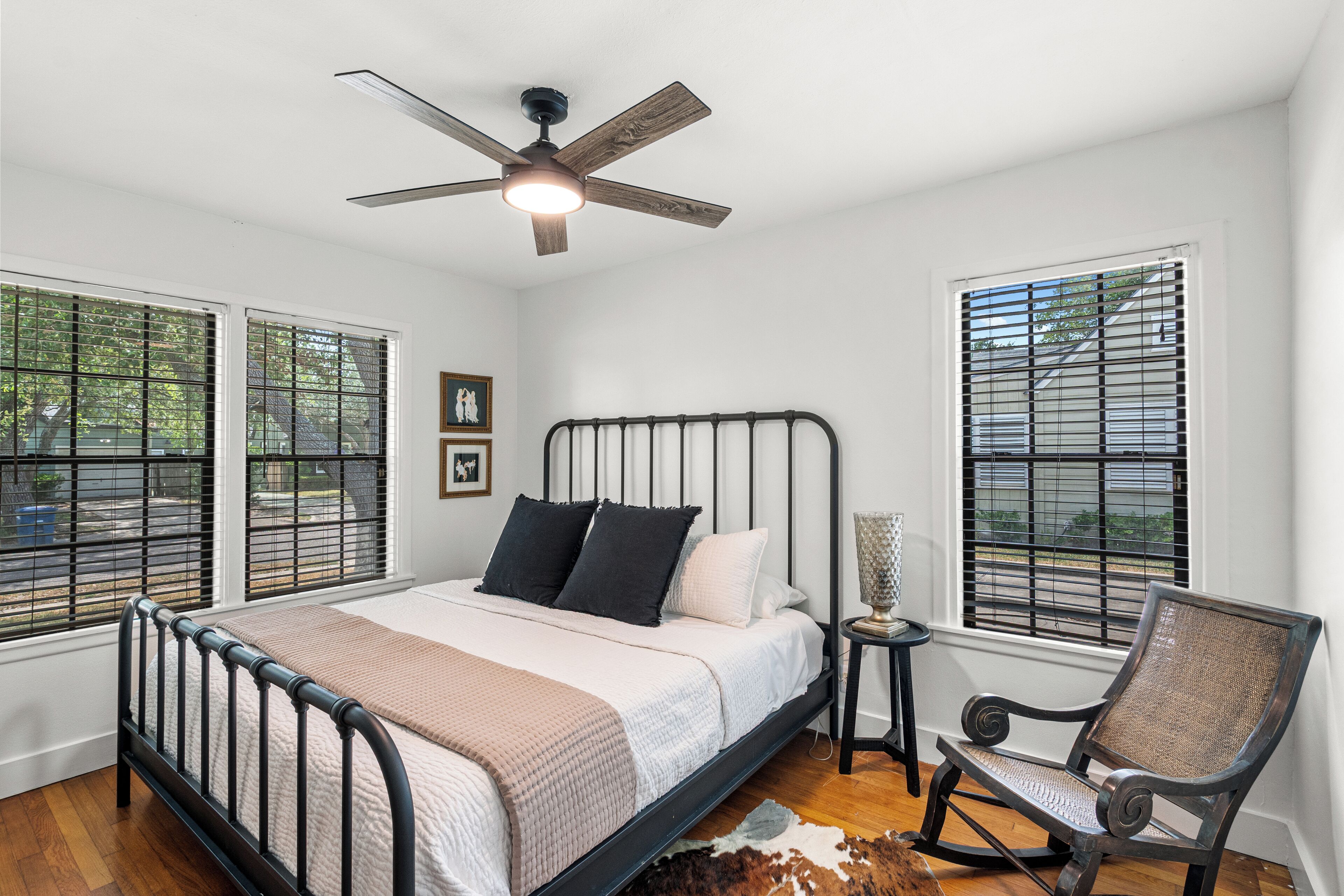 Skrivebord, strykejern/-brett, wi-fi (inkludert) og sengetøy