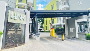Ein Gebäude mit einem verschlossenen Eingang und einem Schild mit der Aufschrift 'RIVONIA'.