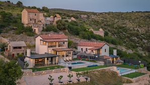 A hillside property with multiple buildings, a swimming pool, and a well-maintained garden. - Villa La Vrana Zadarvillas (Pakostane)