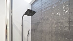 A shower with a square head and a handheld showerhead. - Torrassa Cozy Apartment by Olala Homes (L'Hospitalet de Llobregat)