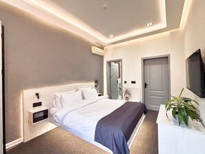 Dobbeltrom – deluxe, hageutsikt | Safe på rommet, blendingsgardiner, lydisolert og strykejern/-brett