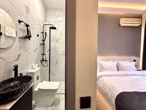 Dobbeltrom – deluxe, hageutsikt | Bad | Hårføner, tøfler, håndklær og såpe