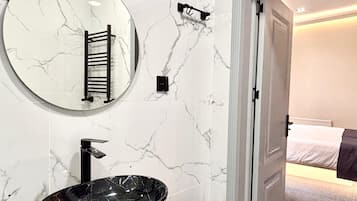 Neljän hengen perhehuone, näköala puutarhaan | Kylpyhuone | Hiustenkuivaaja, tohvelit, pyyhkeet, saippua