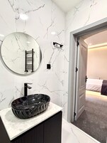 Familie vierpersoonskamer, uitzicht op tuin | Badkamer | Een haardroger, pantoffels, handdoeken, zeep