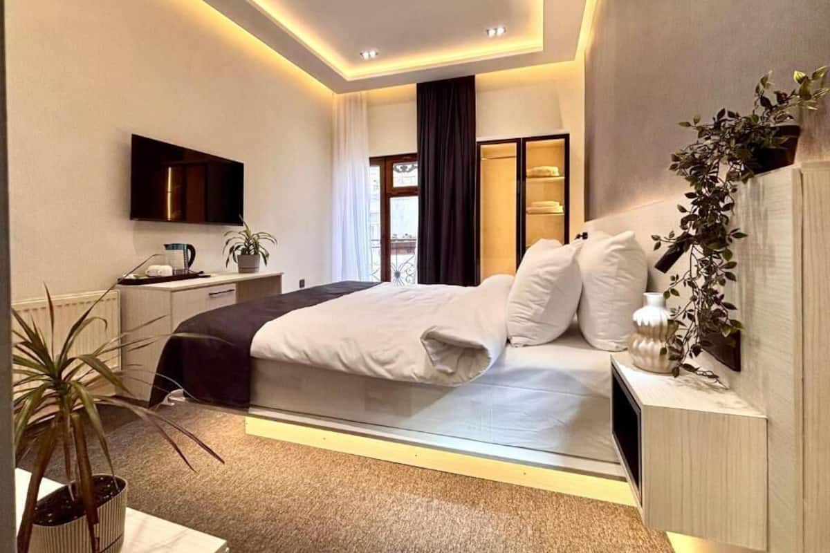 Panoramic Double Room | In-room safe, blackout drapes, soundproofing, iron/ironing board
