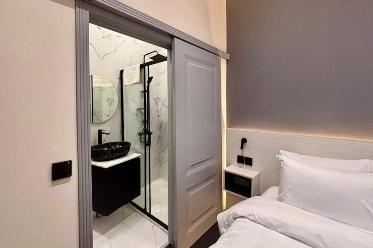 Economy Room | In-room safe, blackout drapes, soundproofing, iron/ironing board