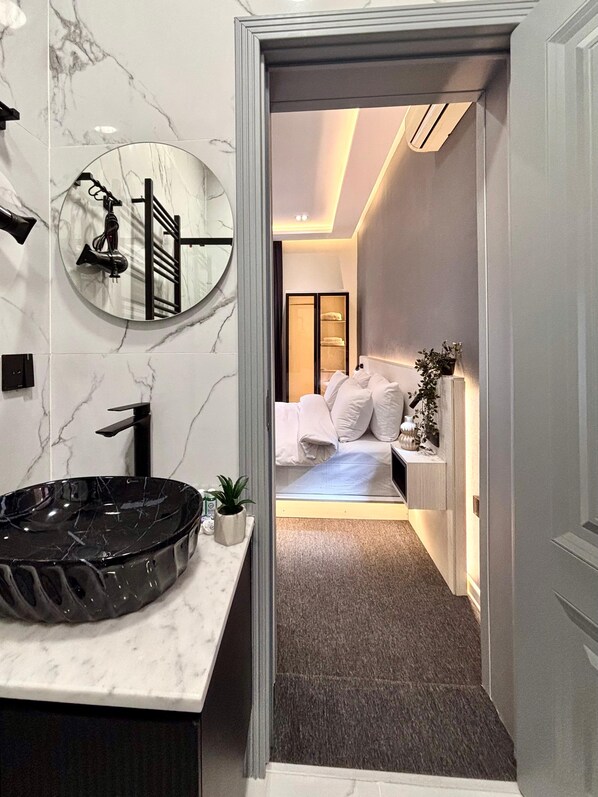 Deluxe Double Room, Garden View | Interior