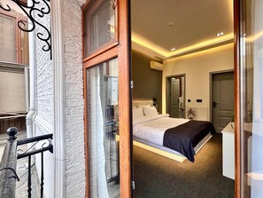 Habitación Deluxe doble, vistas al jardín | Caja fuerte, cortinas opacas, sistema de insonorización