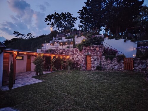 Romantic hideaway, private jacuzzi, feel-good atmosphere