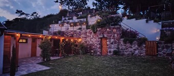 Romantic hideaway, private jacuzzi, feel-good atmosphere