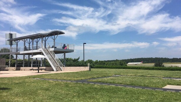 Une tour d’observation moderne, située en plein air, dotée d’une structure métallique et d’une plateforme panoramique en verre.