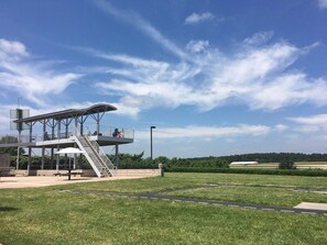Property grounds - Minutes to Research Triangle + Free Shuttle & Pool (Durham)