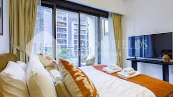 Appartement, balkon, uitzicht op zwembad | Een strijkplank/strijkijzer, gratis wifi