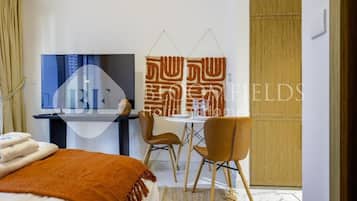 Appartement, balkon, uitzicht op zwembad | Een strijkplank/strijkijzer, gratis wifi