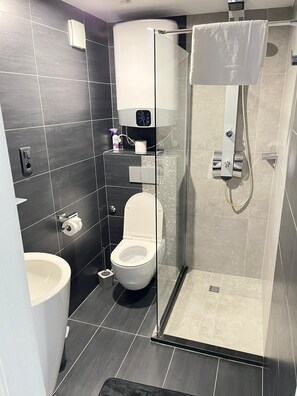 Shower, hair dryer, towels, soap - Mala Porta House in the Heart of Trogir Old Town - Two Private Ensuite Rooms (Trogir)