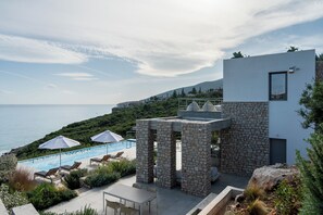 Outdoor dining - Villa Rosemary,luxury beachfront villa with private pool (Xiropigado)