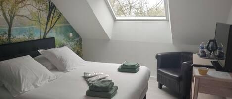 Tabla de planchar con plancha, wifi y ropa de cama