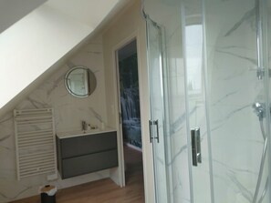 Hair dryer, towels, soap, toilet paper - Room with outdoor spa, unlimited access, and private whirlpool spa (Porcaro)