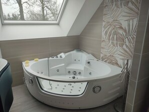 Bathroom - Room with outdoor spa, unlimited access, and private whirlpool spa (Porcaro)