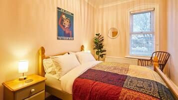 2 bedrooms, desk, iron/ironing board, WiFi