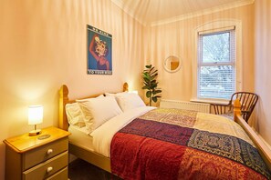 2 bedrooms, desk, iron/ironing board, WiFi