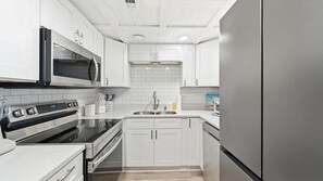 Fridge, microwave, oven, stovetop - Sugar Beach C27-Pet Friendly-Beach Service for 2 (Panama City)