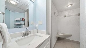 Shower, hair dryer, towels - Sugar Beach C27-Pet Friendly-Beach Service for 2 (Panama City)
