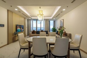 Deluxe-Apartment, 4 Schlafzimmer, Stadtblick | Essbereich im Zimmer