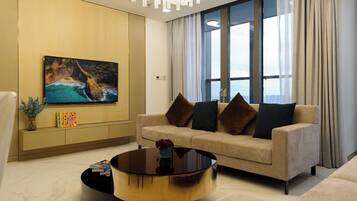 Departamento Deluxe, 4 habitaciones, vista a la ciudad | Camas Select Comfort, minibar, muebles diferentes y escritorio