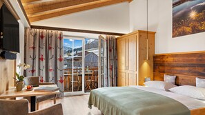 Superior Double Room, Mountain View | Blackout drapes, soundproofing, free WiFi - Hotel Bergsonne Allgäu (Sonthofen)