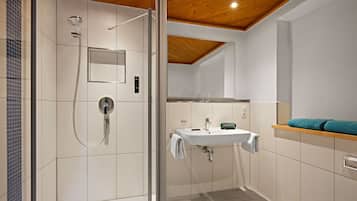 Habitación clásica doble, vistas a la montaña | Baño | Ducha, toallas, jabón y champú